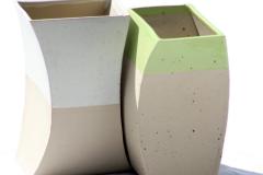 Bølgevaser med hhv. hvid og grøn top