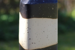 Sort flaske med bart midterstykke, højde 27 cm