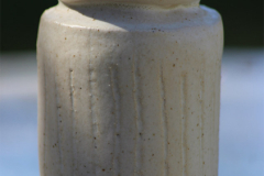 Vase med lodrette striber, højde 8 cm
